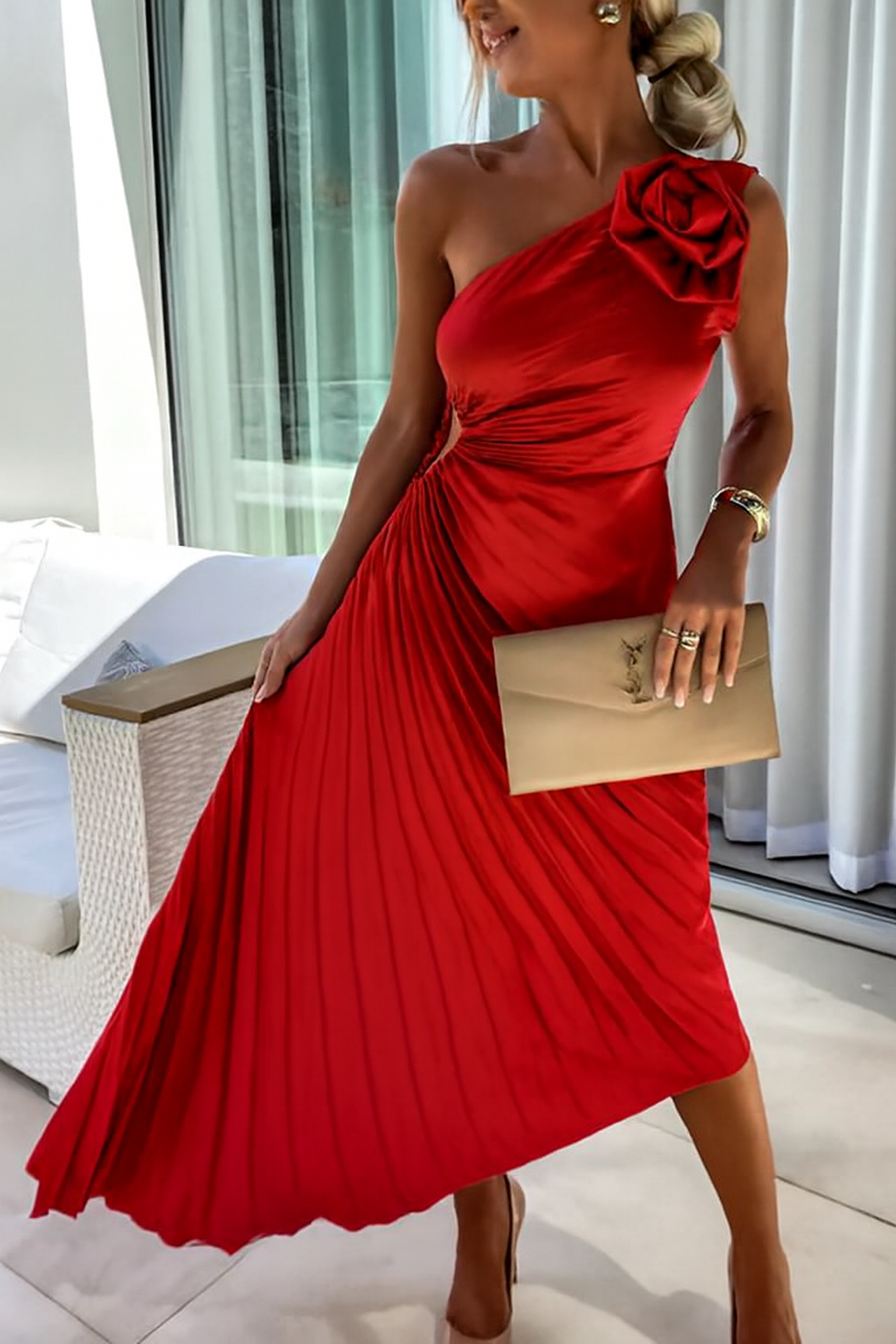 Damen Elegantes One-Shoulder Plissee-Midikleid mit Blütenapplikation – Perfekt für Feste & besondere Anlässe