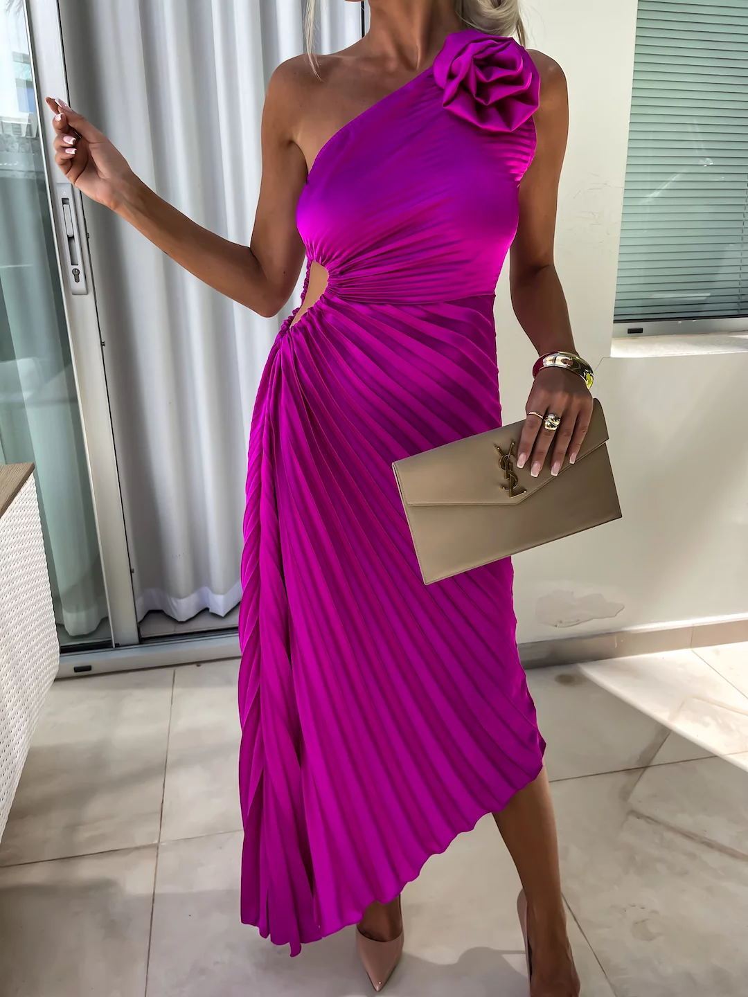 Damen Elegantes One-Shoulder Plissee-Midikleid mit Blütenapplikation – Perfekt für Feste & besondere Anlässe