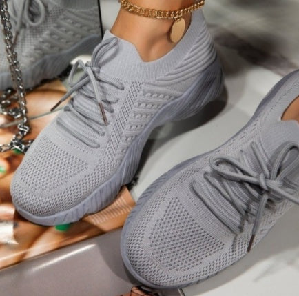 Stuart – Plattform Sneakers mit Schnürung in einfarbig