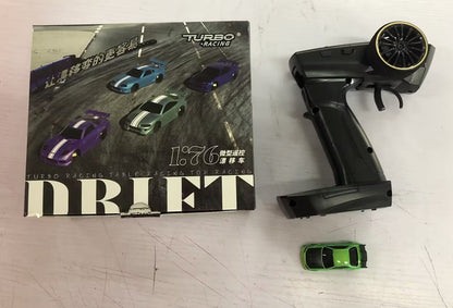 1:76 RC Drift Auto C64 – Ferngesteuertes Driftfahrzeug für Kinder, Jugendliche und Erwachsene, Turbo Racing, Tischrennen, Top Racing
