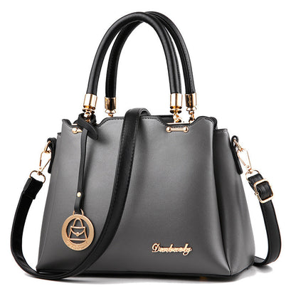 Elegante Damenhandtasche aus Kunstleder – Schwarze Struktur-Tote mit goldenen Details und Schulterriemen