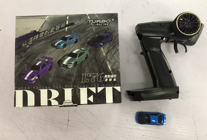 1:76 RC Drift Auto C64 – Ferngesteuertes Driftfahrzeug für Kinder, Jugendliche und Erwachsene, Turbo Racing, Tischrennen, Top Racing