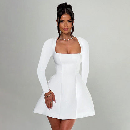 Patricia – Slim Fit Kleid mit quadratischem Kragen und langen Ärmeln