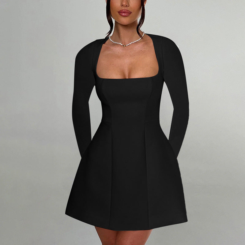 Patricia – Slim Fit Kleid mit quadratischem Kragen und langen Ärmeln