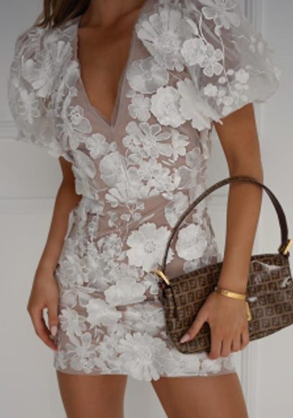 Phoebe – Elegantes V-Ausschnitt Kleid mit dreidimensionalen Blumen und Laternenärmeln