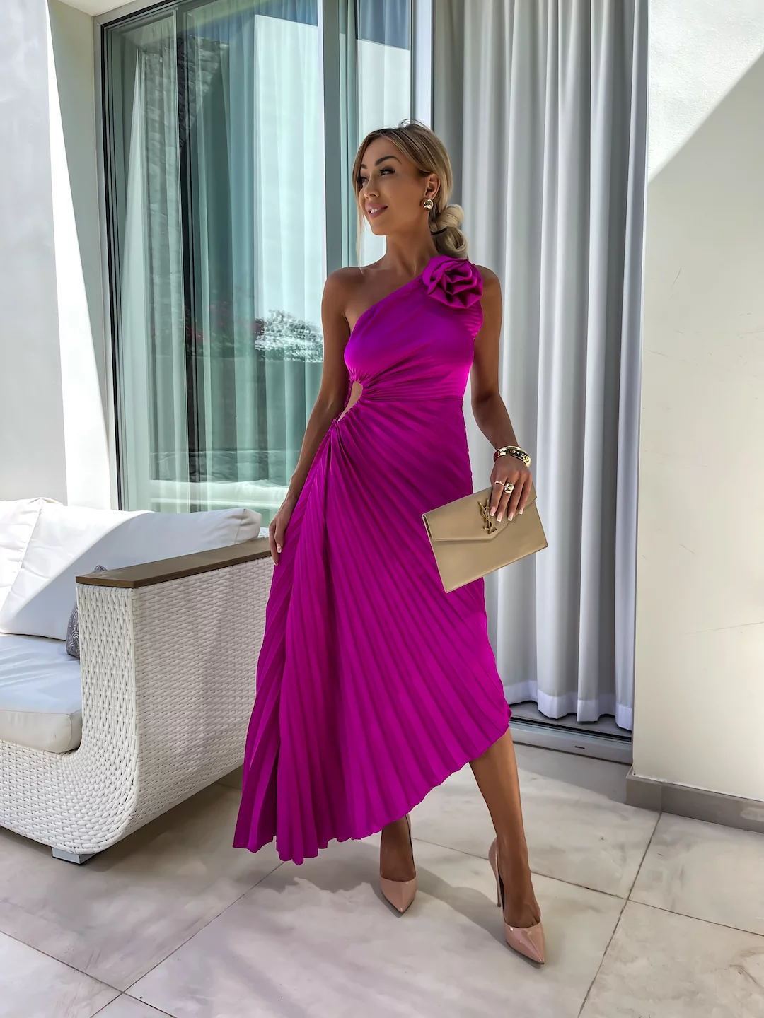 Damen Elegantes One-Shoulder Plissee-Midikleid mit Blütenapplikation – Perfekt für Feste & besondere Anlässe